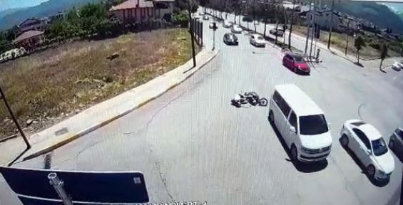 Minibüs motosiklete çarptı ardına bile bakmadan kaçtı