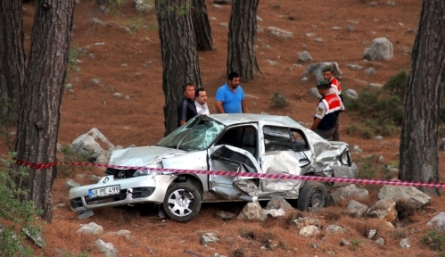 Otomobil, uçuruma yuvarlandı: 1 ölü