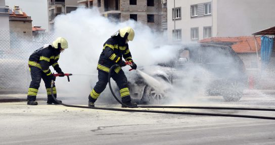 Otomobildeki yangını söndürmek için seferber oldular