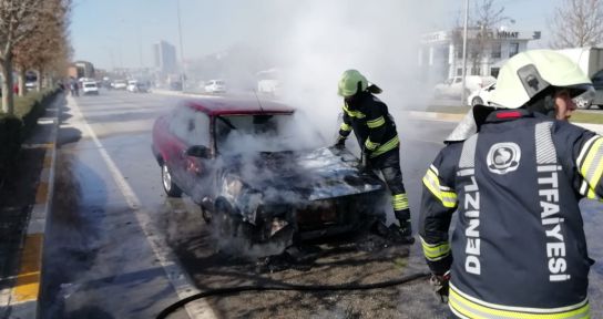 Otomobili alev alan sürücü canını son anda kurtardı