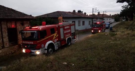 Serinhisar'da Yıldırım düşen evde yangın çıktı