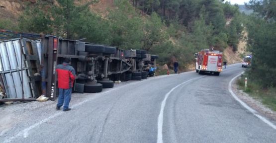 TIR DEVRİLDİ: 1 ÖLÜ Yazdir Denizli 03 Mayıs 2016 Salı 15