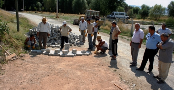 UCARI KÖYÜNE KİLİT TAŞ DÖŞENİYOR