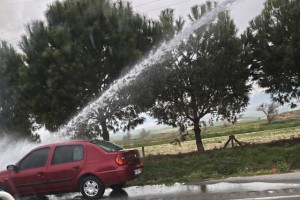 Yanan otomobilin imdadına yangından dönen arazöz yetişti