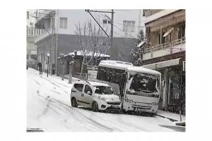 Öğrenci servisi önüne kattığı hafif ticari aracı sürükleyip götürdü