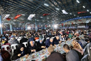 Büyükşehir'in iftar bereketi bu kez Anafartalar'a taşındı