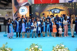 67 yaşında torunu ile birlikte diplomasını aldı