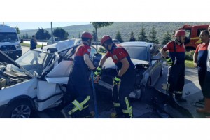 Aynı yöne giden otomobiller çarpıştı: 1 ölü, 7 yaralı