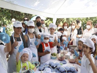 DEÜde tedavi gören çocuklar meyve bahçesinde moral buldu