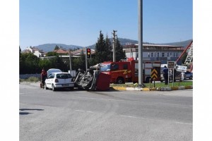 Yan yatan otomobildeki 3 kişi yaralandı