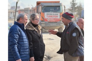 AK Partili Şahin Tin depremin merkez üstünde kepenk açan esnafla buluştu