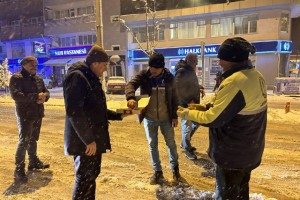 BELEDİYE PERSONELLERİ BAŞKAN ŞEVKAN’IN İKRAM ETTİĞİ ÇAY İLE MOREL DEPOLADI