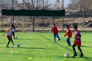 Denizli’de futbol okulu depremzede miniklere kapılarını açtı