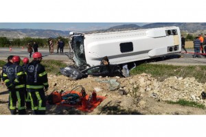 Alman turistleri taşıyan midibüs otomobili ezdi: 1 ölü 24 yaralı