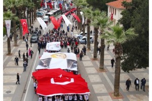 120 metrelik Türk bayrağı elden ele taşındı