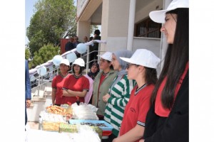 Meslek lisesi öğrencileri yılsonu yardım etkinliğinde ürünlerini sergiledi