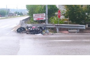 Otomobille çarpışan 70 yaşındaki motosiklet sürücüsü hayatını kaybetti