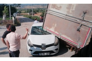 Zincirleme kazaya karışan araç, yoldan geçen otomobilin üzerine devrildi