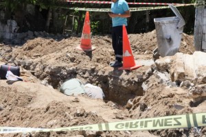 Doğal gaz kazısı yapan kepçenin bıçağına lahit takıldı