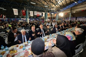 Denizlililer Büyükşehirin mahalle iftarlarında buluşuyor