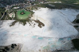 Kuraklık ve denetimsiz jeotermal su kullanımı beyaz cennet Pamukkale'yi karartıyor