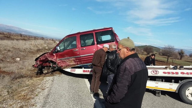 Lastiği fırlayan araç tarlaya uçtu