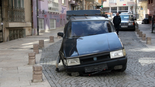 Alkollü sürücüyü beton duba durdurdu