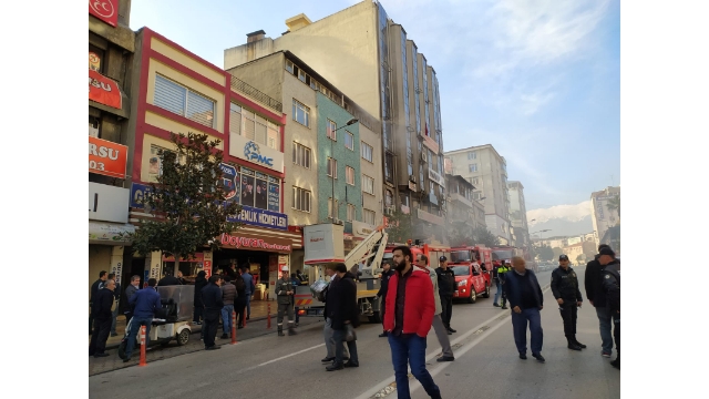 Çalışanlar iş yerlerindeki yangını yaşlı gözlerle izlediler