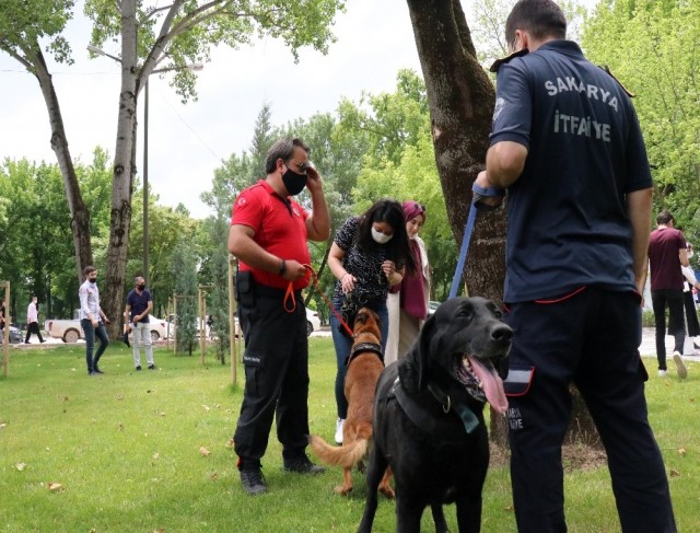 İtfaiye ekiplerinin sahiplenerek eğittiği arama kurtarma köpekleri programa damga vurdu