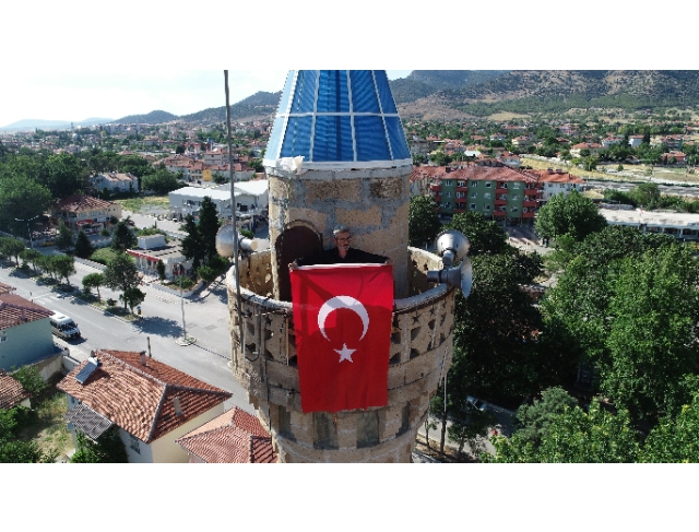 İmamlar gelmeyince minarenin kapısını kırıp sela okudu, sokak sokak dolaşıp halkı dışarı çıkardı