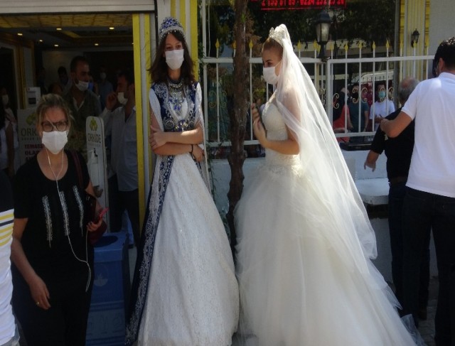 Düğünlerin kısıtlanmasına Bursa’da gelinlikli eylem