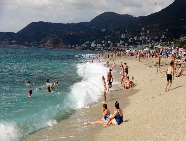 Alanya’da turistlerin kapalı havada dev dalgalı deniz keyfi