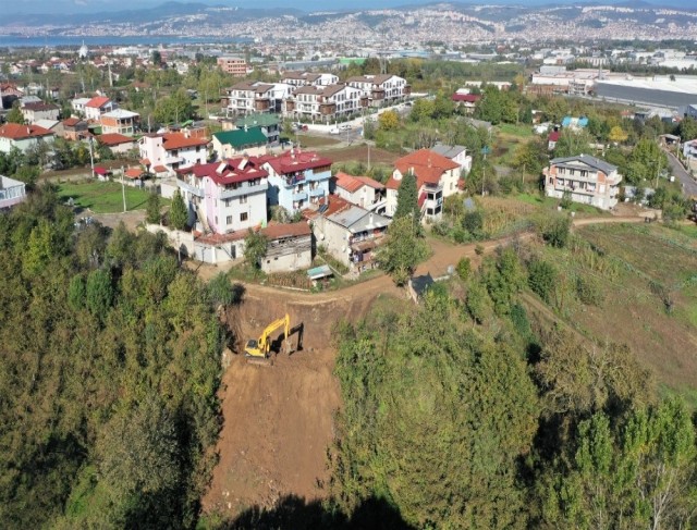 Başiskele’de engebeli arazilerdeki yollara heyelan önlemi