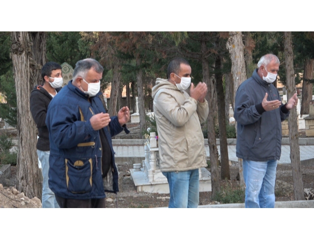 Koronadan ölen doktor vasiyeti üzerine annesinin yanına gömüldü