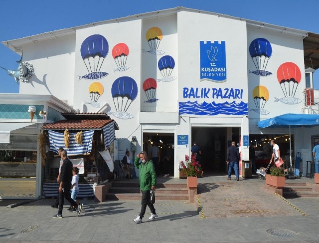 Kuşadası’nda balık bereketi yaşanıyor