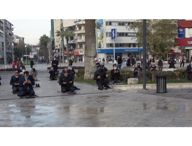 Denizli’de Cuma namazından sonra yağmur duası okundu