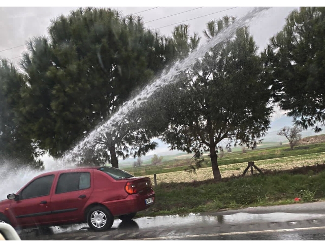 Yanan otomobilin imdadına yangından dönen arazöz yetişti