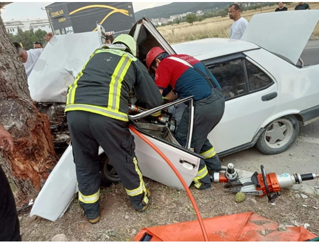 Hurdaya dönen otomobilde sıkışan sürücü ve yolcu yaralı olarak kurtarıldı