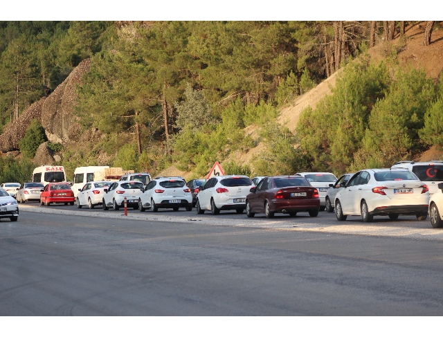 Tatil dönüşü trafik yoğunluğu arttı