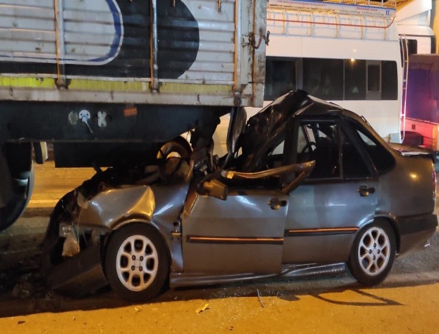 Otomobil kırmızı ışıkta bekleyen tıra arkadan çarptı, 2 kişi yaralandı