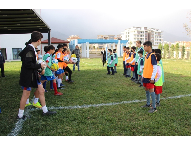 Çocuklar futbolu paylaşmak için bir araya geldi