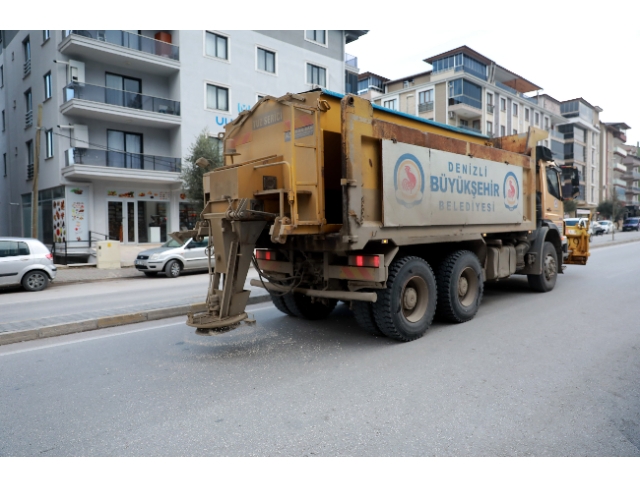 Büyükşehir ekipleri tüm yolları açık tuttu