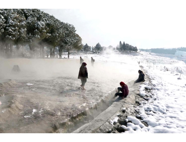 Kar beyaz cennet Pamukkale'nin güzelliğine güzellik kattı