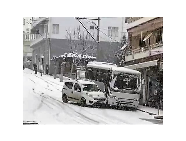 Öğrenci servisi önüne kattığı hafif ticari aracı sürükleyip götürdü