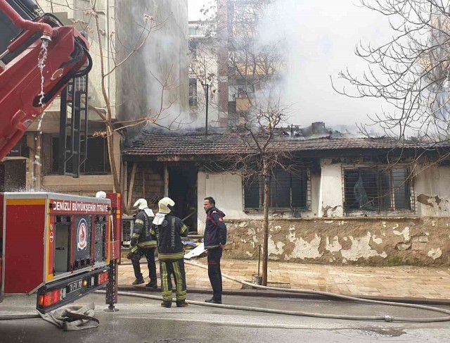 Isınmak için ateş yakılan metruk ev alevlere teslim oldu