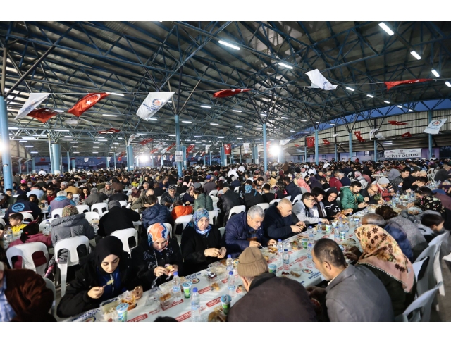 Büyükşehir'in iftar bereketi bu kez Anafartalar'a taşındı