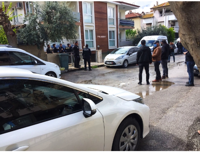 Polis memuru yalnız yaşadığı apartta ölü bulundu