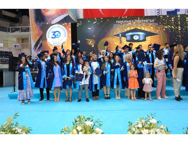 67 yaşında torunu ile birlikte diplomasını aldı