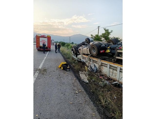 İçecek yüklü tır şarampole devrildi: 1 yaralı