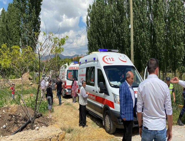 Devrilen patpatta dede torun ağır yaralandı